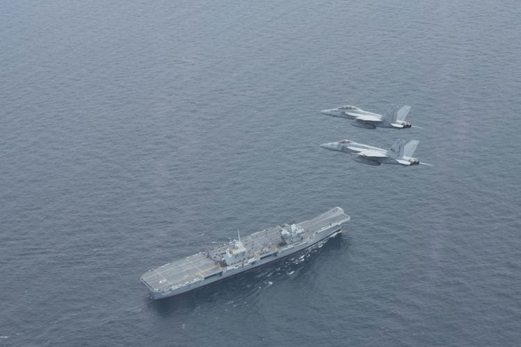Υπερπτήση F/A-18E Super Hornet πάνω από το νέο βρετανικό αεροπλανοφόρο (εικόνες, βίντεο)